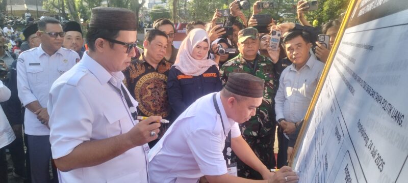 Photo penanda tanganan Deklarasi damai oleh paslon