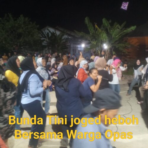 Bunda Tini berjoged bersama warga